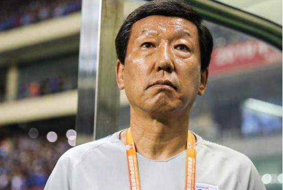  里程碑夜！广东宏远官宣签约，足总杯国际比赛日刷纪录，质疑声仍在，心理建设被强调